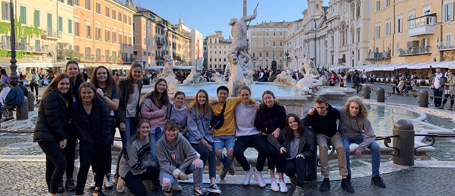 Students-in-Piazza-Navona-Rome.jpg