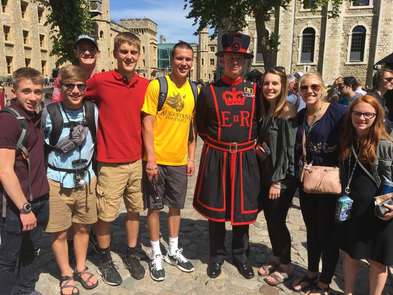 Group photo with a Beefeater at the Tower of London