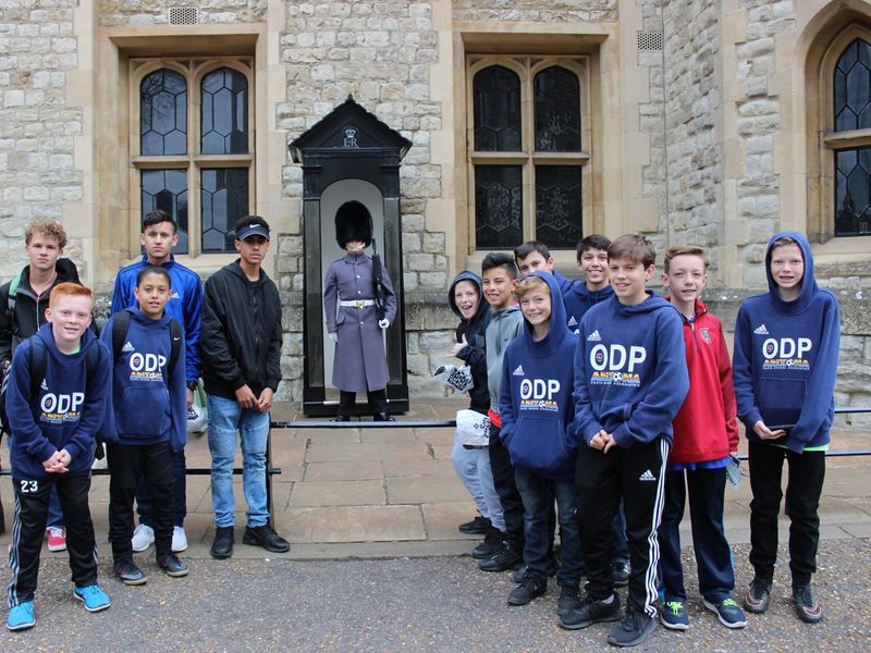 Group photo with a guard at the Tower of London