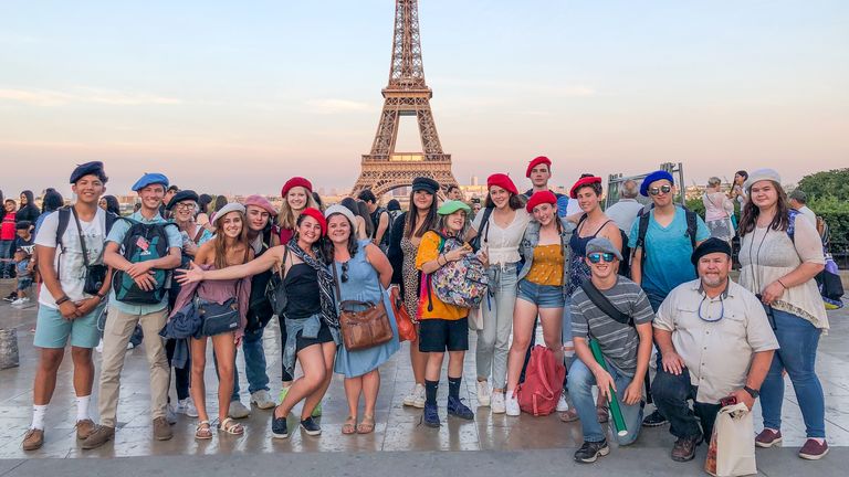 Group of students in front of the Eiffel Tower